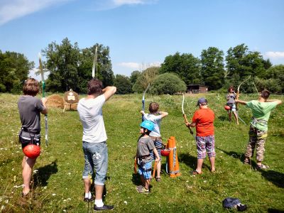 urlaub familie kind aktiv bogenschieen camping