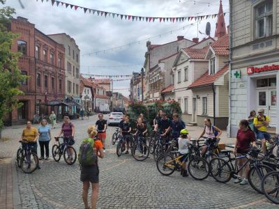 staedtrip mit teenies im baltikum auf dem fahrrad