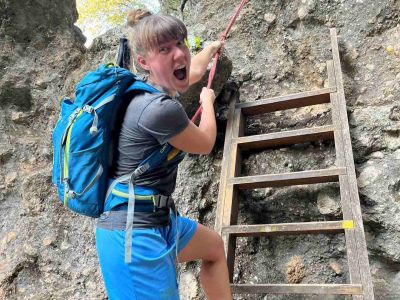 Wanderin muss kleine Leiter hinaufklettern