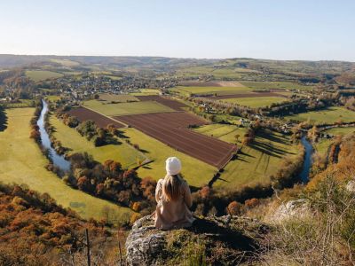 normannische schweiz panoramablick calvados mit fluss orne im wanderuralub