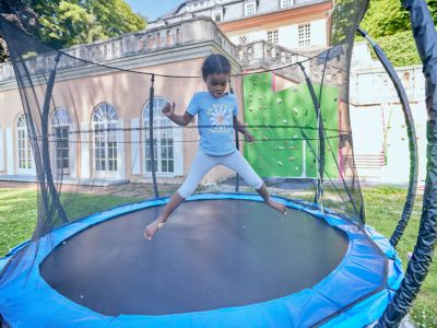 trampolin springen im urlaub kind