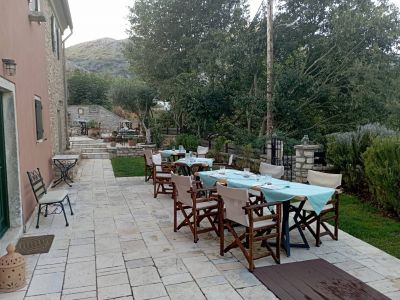 Terrasse Unterkunft in Paleo Perithia