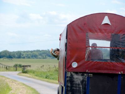 zigeunerwagen planwagen kind winkt