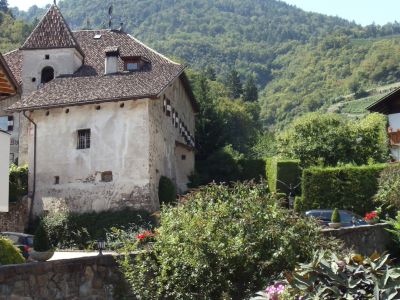 Bergdorf auf der Wanderung Meran zum Gardasee