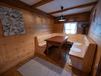 slowenien familienreise aktivurlaub na skaluc sitzecke jelen abenteuer