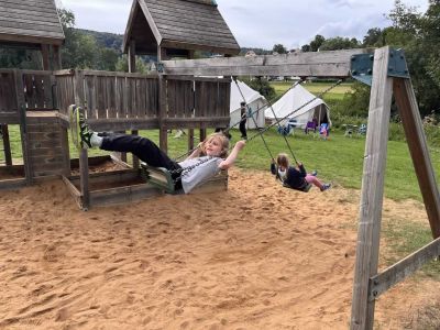 schaukeln auf dem spielplatz