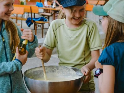 kinder lachen beim gemeinsamen kochen