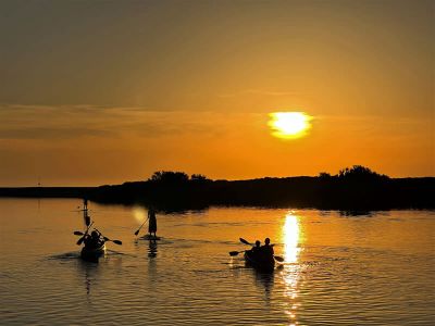 Kanufahren im Sonnenuntergang