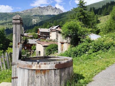 Ansicht lEchalp Queyras mit Brunnen im Vordergrund