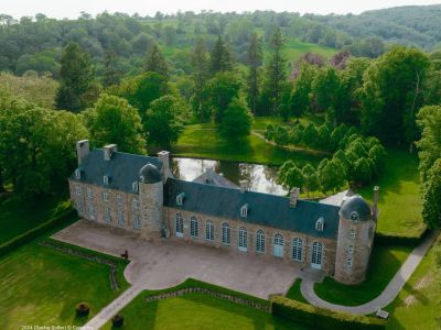 schloss in der der normandie im park normannische schweiz bei einer etappenwanderung