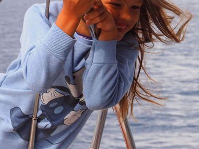 kinder im sommerurlaub auf einem segelboot mit der familie