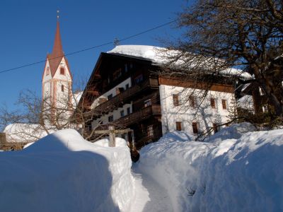 Meterhoher Schnee Lesachtal Winterurlaub Familienreise