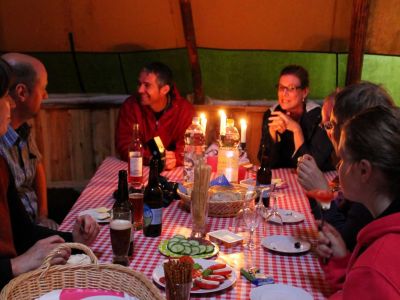 gemuetliches abendessen als gruppe sommerurlaub ostsee