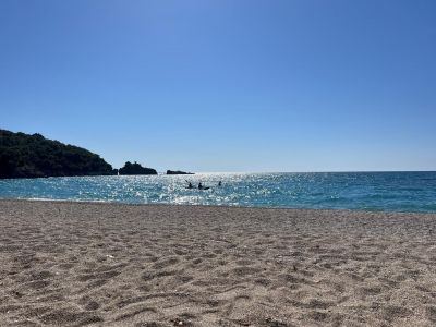 Kajaks am Strand von Karavostasi